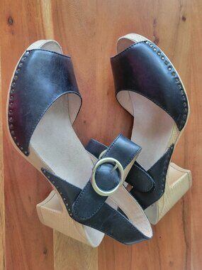 Dansko Women’s 39 Tamra Peep Toe Studded Block Heel Black Leather Sandals NWOT